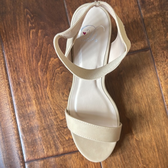 Tan Heels - Picture 5 of 5